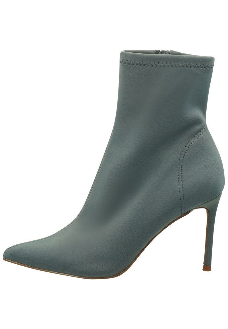 Stivale alla caviglia a punta in pelle turchese liscia e sobria con tacco a stiletto. Caratterizzato da cuciture sottili e un design aderente ed elegante.