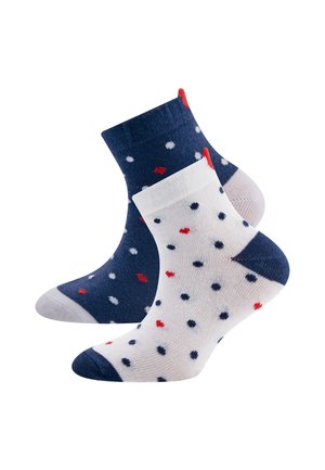 Zwei Paar Knöchelsocken; eine navy mit weißen Punkten, die andere weiß mit roten und navy Punkten. Baumwollmischung, weiche Textur, verstärkte Bündchen.