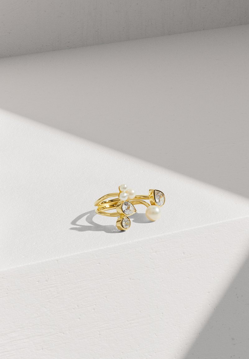 Χρυσό δαχτυλίδι με πολλαπλές αλυσίδες, διακοσμημένο με πέρλες και διάφανα πολύτιμα λίθους σε σχήμα σταγόνας και στρογγυλό, με λεία, καθρέφτη φινίρισμα.