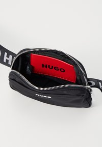 HUGO BEL BUMBAG - Ledvinka - black