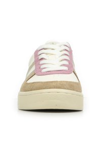 Sneaker in suede e pelle beige con lacci bianchi, accenti rosa e una punta arrotondata. Suola testurizzata con dettagli di cucitura visibili.