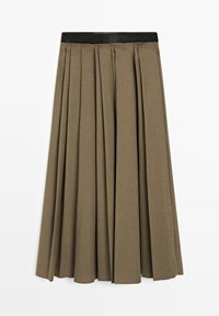 Jupe midi plissée en vert olive avec une ceinture noire, avec des plis verticaux régulièrement espacés et une silhouette fluide.
