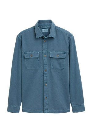 Chemise bleue à manches longues en tissu léger, dotée de deux poches poitrine, d'une fermeture à boutons et d'un col. Texture lisse avec une coupe décontractée.