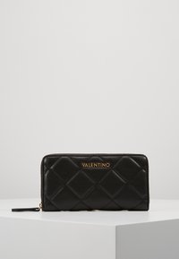 Čern�á kožená peněženka s prošívaným vzorem, zlatým logem "VALENTINO", zipovým uzávěrem a jemnou texturou. Obdélníkový tvar, elegantní design.