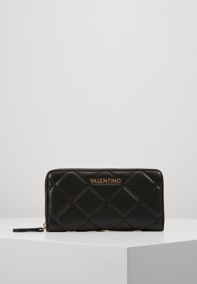 Černá kožená peněženka s prošívaným vzorem, zlatým logem "VALENTINO", zipovým uzávěrem a jemnou texturou. Obdélníkový tvar, elegantní design.