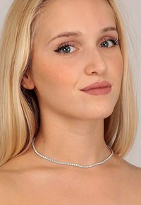 Rhinestone choker halskæde med en delikat sølvkæde og jævnt fordelt klare sten, som viser et strømlinet og moderne design.