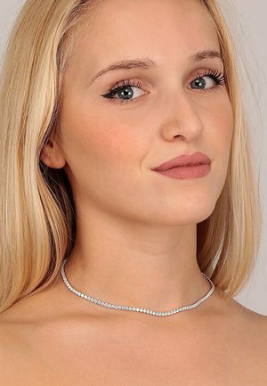 Rhinestone-Choker-Halskette mit einer zarten Silberkette und gleichmäßig verteilten klaren Steinen, die ein schlankes und modernes Design zeigen.