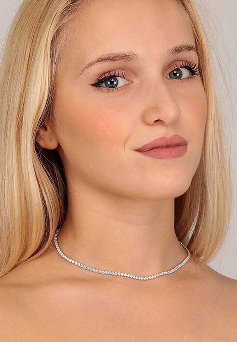Rhinestone choker halskæde med en delikat sølvkæde og jævnt fordelt klare sten, som viser et strømlinet og moderne design.