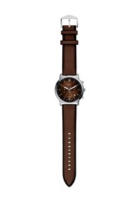 Montre avec bracelet en cuir marron, matériel en argent, boîtier rond et cadran marron foncé avec des marqueurs horaires blancs et des détails de chronographe.