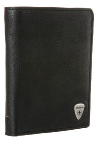 Cartera de cuero negro con superficie texturizada, diseño de doble pliegue y acento de logo plateado. Presenta costuras limpias y una forma compacta.