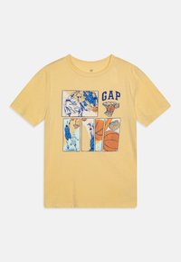 T-shirt en coton jaune avec des impressions graphiques bleues de scènes de basketball et le texte "GAP" sur le devant, à manches courtes et avec un col rond.