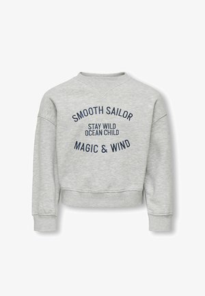 Lysegrå sweatshirt med lange ærmer og ribbet manchetter, med navyblå tekst: "SMOOTH SAILOR STAY WILD OCEAN CHILD MAGIC & WIND".