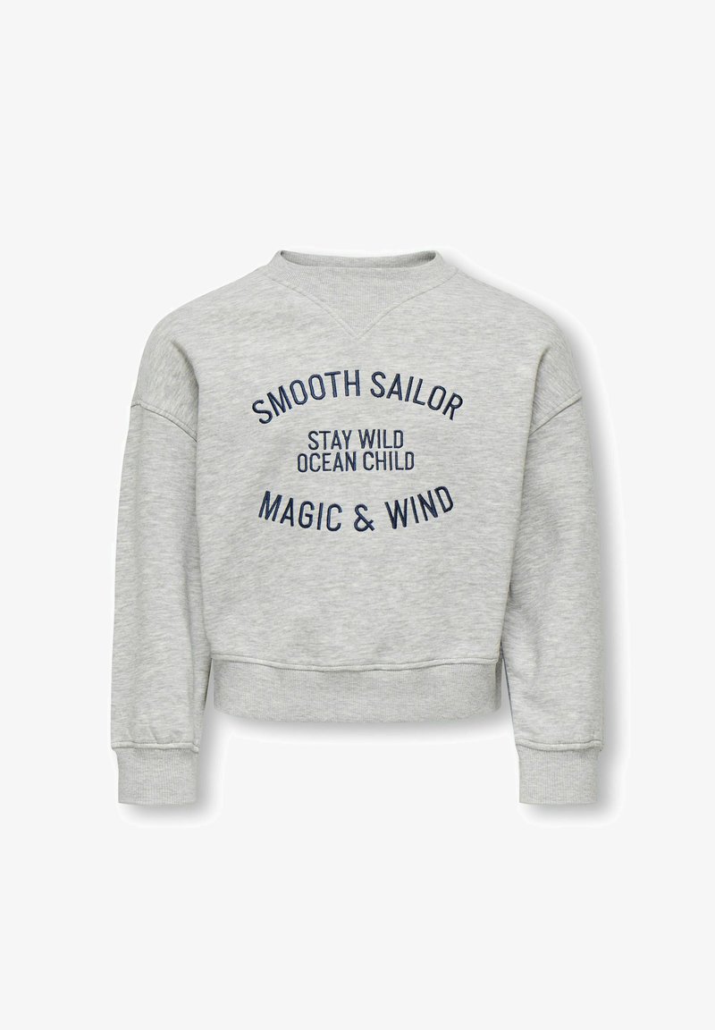 Lichtgrijs sweatshirt met lange mouwen en geribbelde boorden, met marineblauwe tekst: "SMOOTH SAILOR STAY WILD OCEAN CHILD MAGIC & WIND".