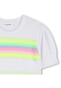 Λευκό πλεκτό τοπ με κοντά μανίκια και φουσκωτές μανσέτες, με οριζόντιες φωσφορίζουσες ρίγες σε κίτρινο, πράσινο, μπλε, ροζ και λεβαντίν στο στήθος.