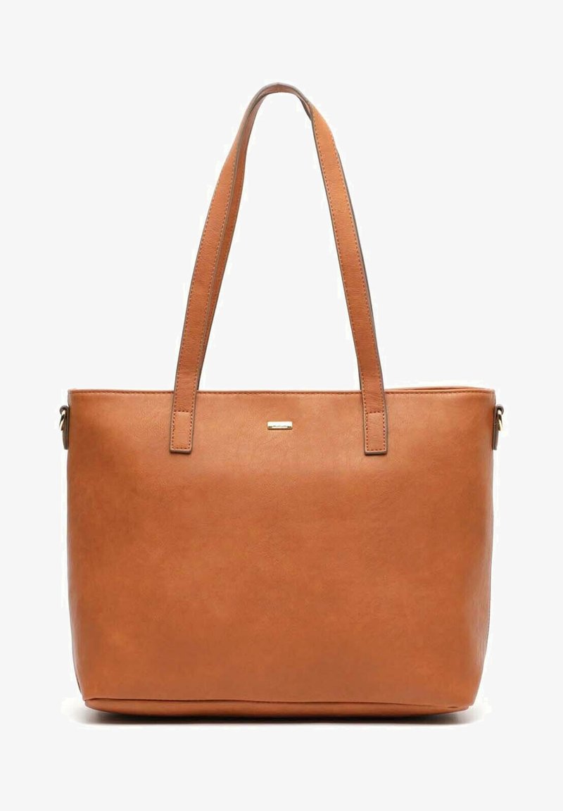 Sac fourre-tout en cuir fauve avec deux bandoulières et une petite plaque métallique rectangulaire avec logo à l'avant.