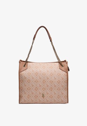 Tan tote taske med en gylden kædestrop og læderdetaljer, prydet med et gentaget logo-mønster og en glat tekstur.