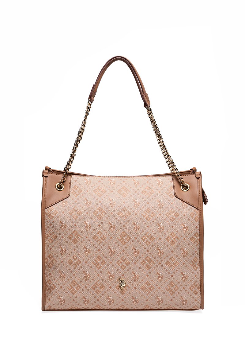 Beige toteväska med guldkedjespänne och läderdetaljer, som har ett upprepat logomönster och en slät yta.