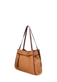 Borsa tote realizzata in suede beige con dettagli in pelle marrone, caratterizzata da un design spazioso e due lunghe tracolle.