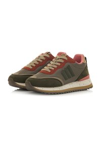 Sneaker aus olivgrünem Wildleder, roten Textilakzenten und beigem Mesh. Verfügt über eine weiß gesprenkelte Zwischensohle und eine pinke Innenauskleidung.