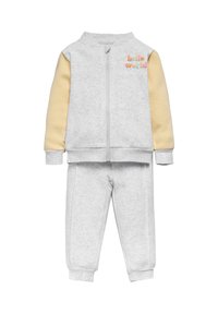 El chándal gris de algodón presenta una chaqueta con cremallera, mangas amarillas y el texto "hola mundo", combinado con pantalones a juego y puños acanalados.