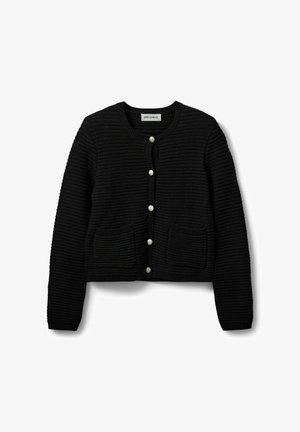 Čierny pletený kardigan s okrúhlym výstrihom, piatimi striebornými gombíkmi a dvoma prednými vreckami. Textúrovaná látka s rebrovaným lemom okolo manžiet a spodného lemu.