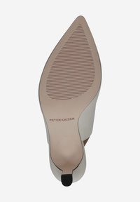 Chaussure à talon avec bout pointu, dessus en cuir blanc lisse, semelle beige texturée et embout de talon en caoutchouc noir. Nom de la marque "PETER KAISER" imprimé.
