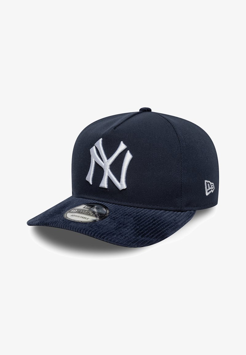 Navyblaue, verstellbare New York Yankees Baseballkappe mit weiß gesticktem Logo und flachem, strukturiertem Schirm, gezeigt aus der Dreiviertelperspektive.