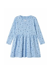 Robe longue à manches longues bleue avec un motif floral, encolure ronde et jupe froncée. Fabriquée en tissu doux avec un design à rayures texturées.