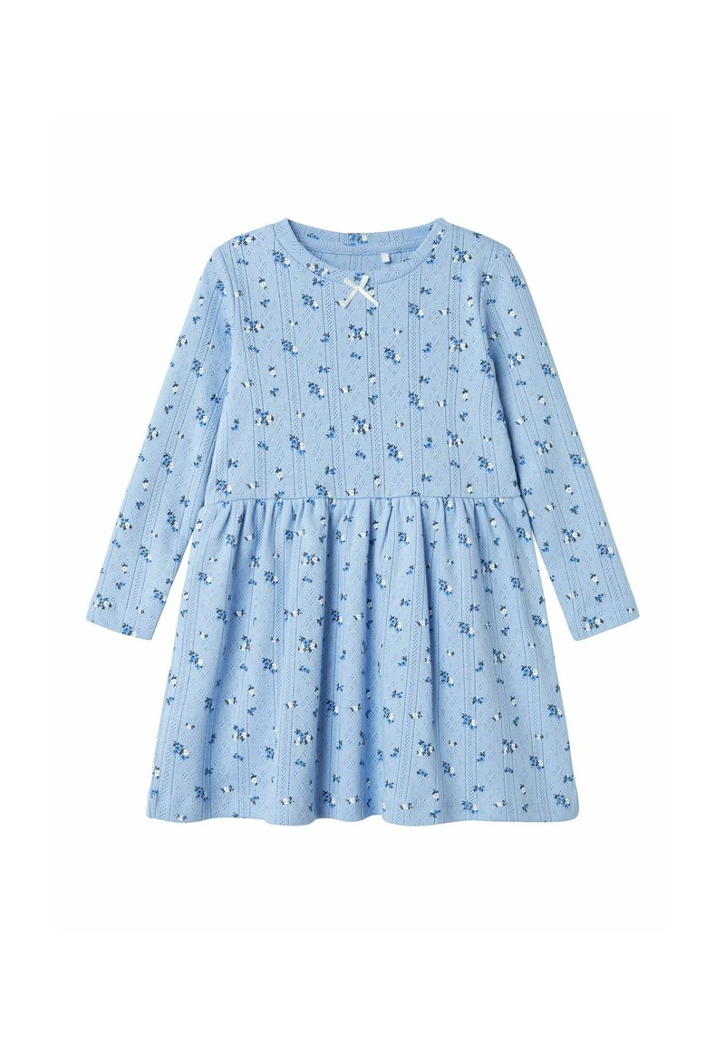 Robe longue à manches longues bleue avec un motif floral, encolure ronde et jupe froncée. Fabriquée en tissu doux avec un design à rayures texturées.