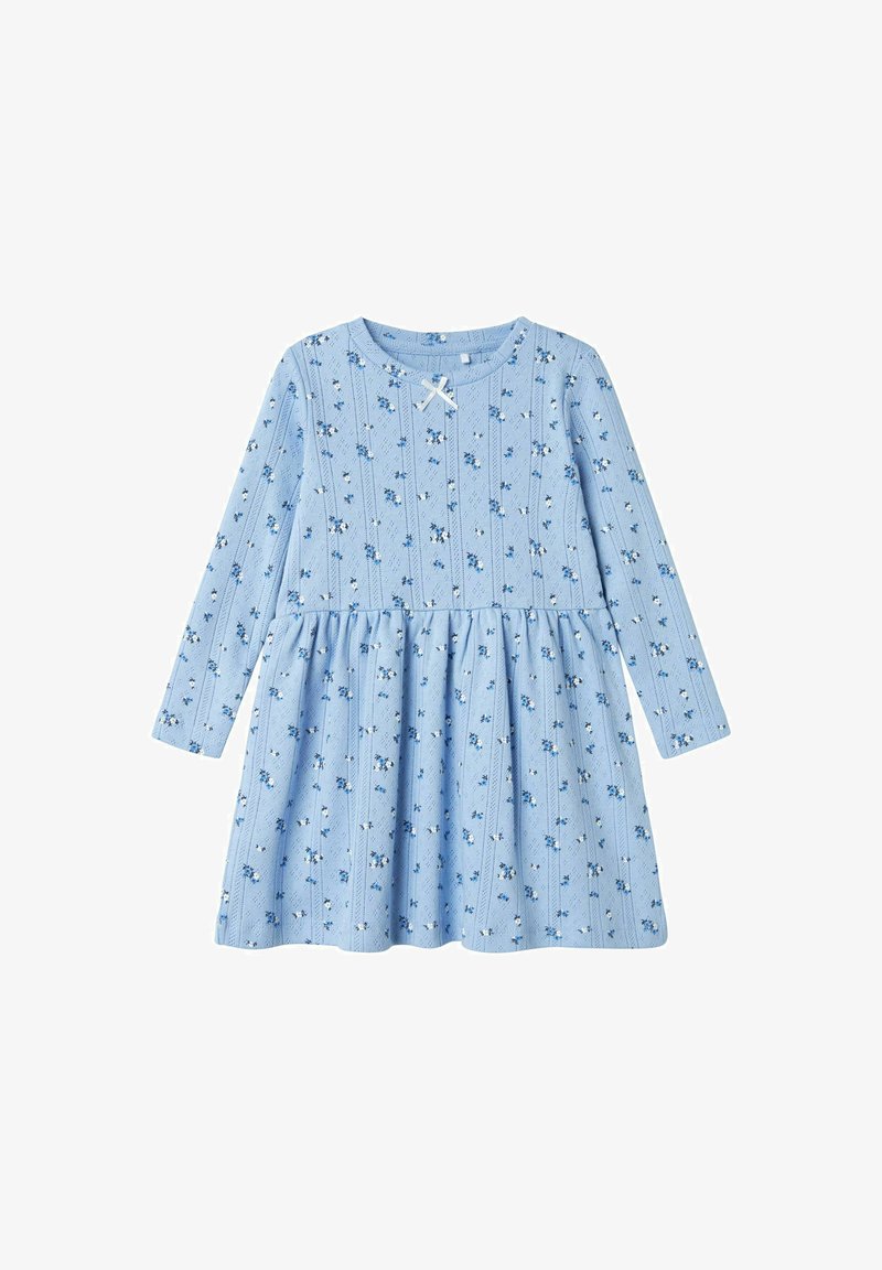 Robe longue à manches longues bleue avec un motif floral, encolure ronde et jupe froncée. Fabriquée en tissu doux avec un design à rayures texturées.