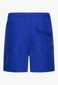 Blå shorts laget av lett stoff; har elastisk midjebånd og en sidelomme med knappelukking. Jevn tekstur, ensfarget.