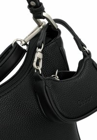Borsa a mano in pelle nera con finitura testurizzata, dotata di un compartimento principale con cerniera e una piccola pochette removibile. Accenti in metallo argentato.