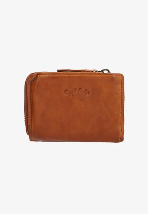 Brązowy skórzany portfel o teksturowanym wykończeniu, z zamknięciem na zamek błyskawiczny oraz wytłoczonym logo, w prostokątnym kształcie, z widocznymi detalami przeszyć.