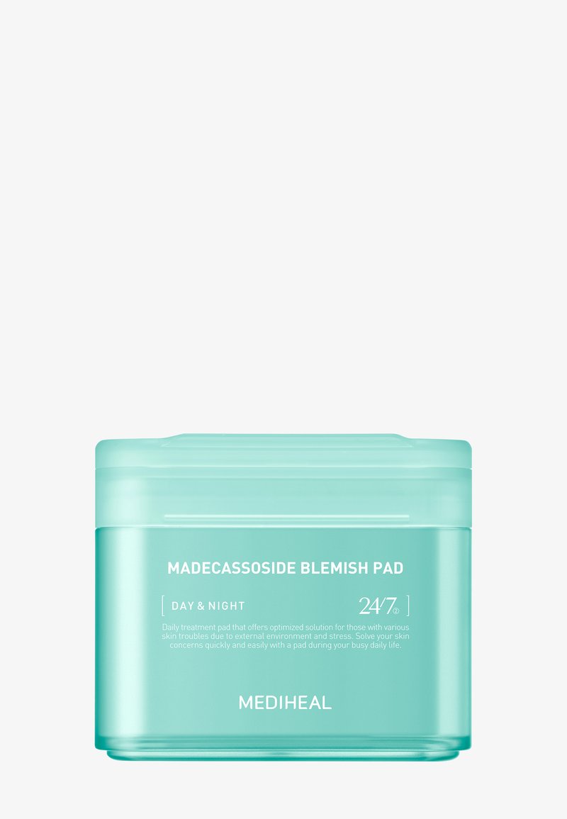 Contenant de couleur aqua étiqueté Madecassoside Blemish Pad pour le traitement quotidien de la peau, jour et nuit, par Mediheal.