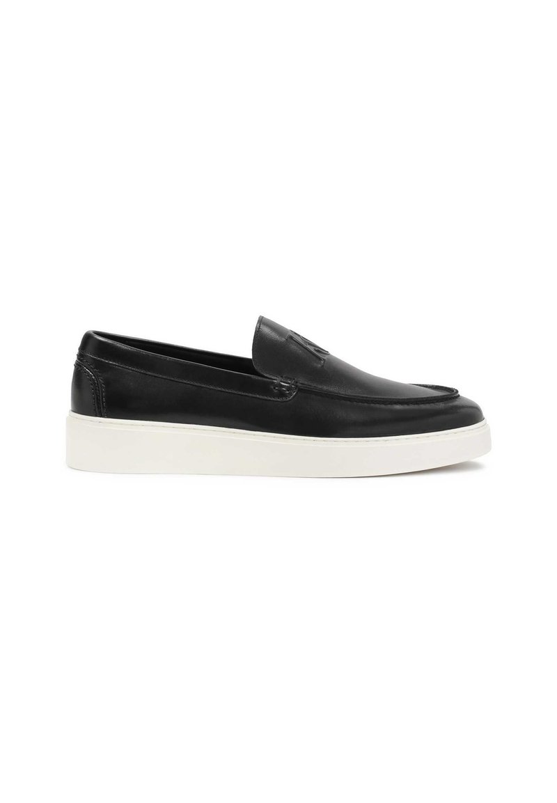Schwarze Leder-Einschubschuhe mit einer weißen Gummisohle, die eine glatte Oberfläche und dezente Nahtdetails an den Rändern aufweisen.