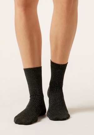 Czarne skarpetki do kostek z prążkowanej dzianiny z błyszczącą metaliczną nitką, o fakturowanym wykończeniu i dopasowane przy kostkach.