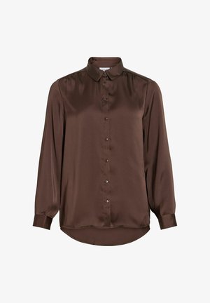 Chemise marron en satin à manches longues avec un col, une fermeture boutonnée sur le devant et un ourlet arrondi. Texture lisse avec un éclat subtil.