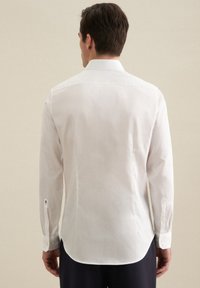 Witte long-sleeve shirt met een slim fit, voorzien van een gebogen zoom, knoopmanchetten en een gladde, lichte stof.