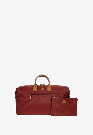 Sac de voyage en nylon rouge avec des poignées et des accents en cuir marron. Comprend une petite pochette assortie. Compartiment principal zippé et poche avant.