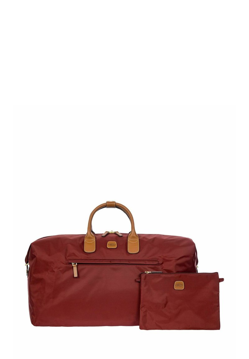 Sac de voyage en nylon rouge avec des poignées et des accents en cuir marron. Comprend une petite pochette assortie. Compartiment principal zippé et poche avant.
