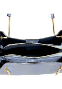 Jasnoniebieska skórzana torebka z złotymi detalami. Posiada dwie zamykane na zamek przegrody oraz gładką teksturę, eksponującą precyzyjne przeszycia.