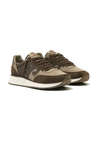 Sneaker marroni e beige con una tomaia in suede e pelle, caratterizzati da un design testurizzato, punta rotonda e suola bianca a contrasto.