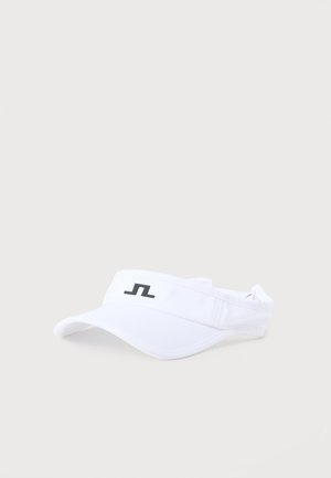 Fehér sport napellenző ívelt karimával és fekete, stilizált logóval az előlapon, egyszínű háttér előtt.