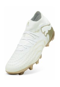 Λευκό και χρυσό ποδοσφαιρικό παπούτσι με κορδόνια, υφασμένο πάνω μέρος και χρυσό λογότυπο Puma στη πλευρά, γωνιασμένο για να δείχνει τις τάπες στη σόλα.
