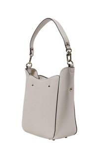 Borsa a mano in pelle grigia chiara con finitura testurizzata, forma strutturata, bordo superiore ondulato e accenti di hardware metallico minimalista.