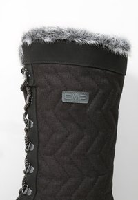 Sorte vinterstøvler med et quiltet mønster, kunstpels trim, snørebåndsdesign og gummidetaljer. CMP-logo præget på siden.
