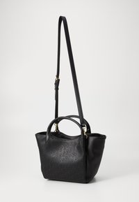 Bolsa preta feita de couro texturizado, com duas alças superiores e uma alça longa ajustável. Detalhes em metal dourado são visíveis.