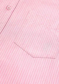 Camicia button-up rosa chiaro con righe verticali bianche, dotata di una tasca sul petto e texture del tessuto liscia.