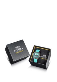Črna ura v škatli vsebuje črno in turkizno Festina uro z okroglo površino, zapletenimi detajli, gumijastim pasom in kovinskimi poudarki.