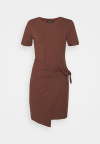 Robe marron à manches courtes en matière douce, avec un design croisé et un détail de lien sur le côté, présentant un ourlet incurvé et un col rond.